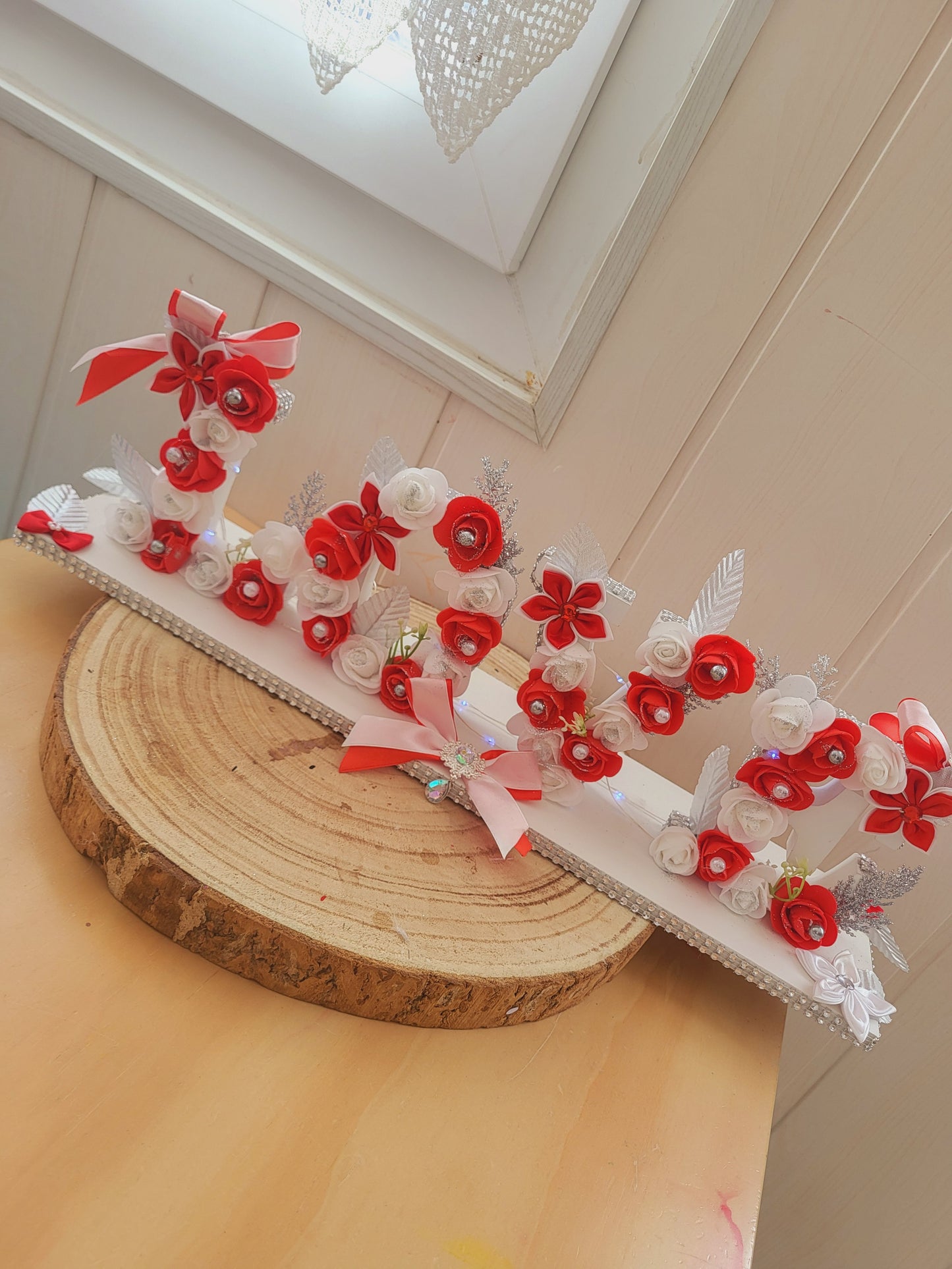Mot LOVE sur support avec led