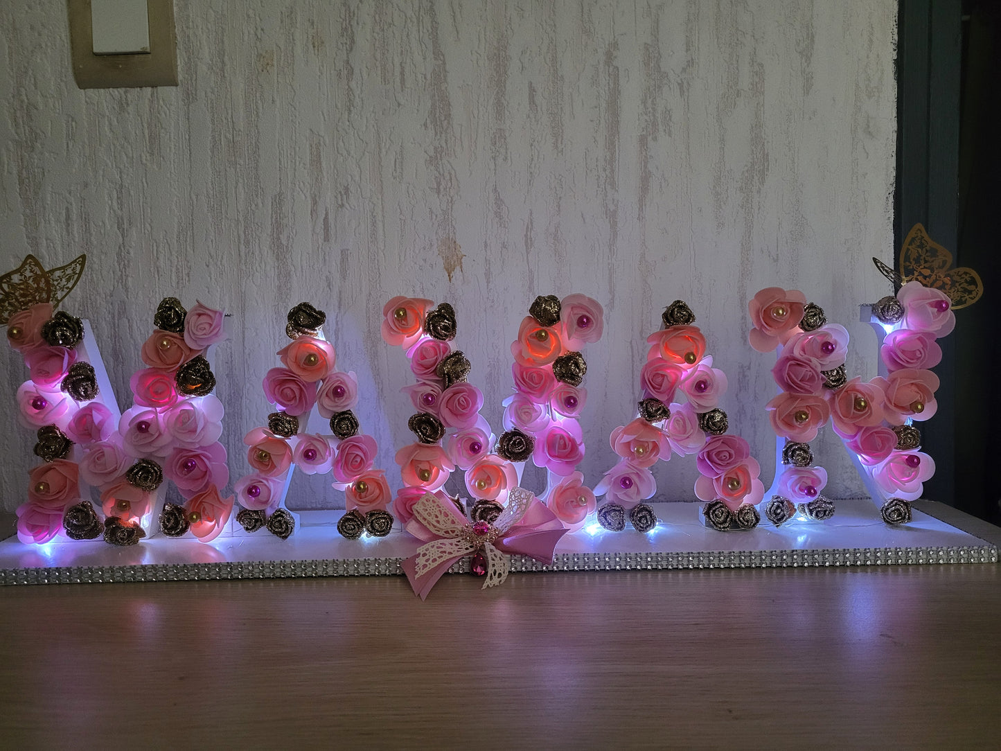 Mot MAMAN sur support avec led