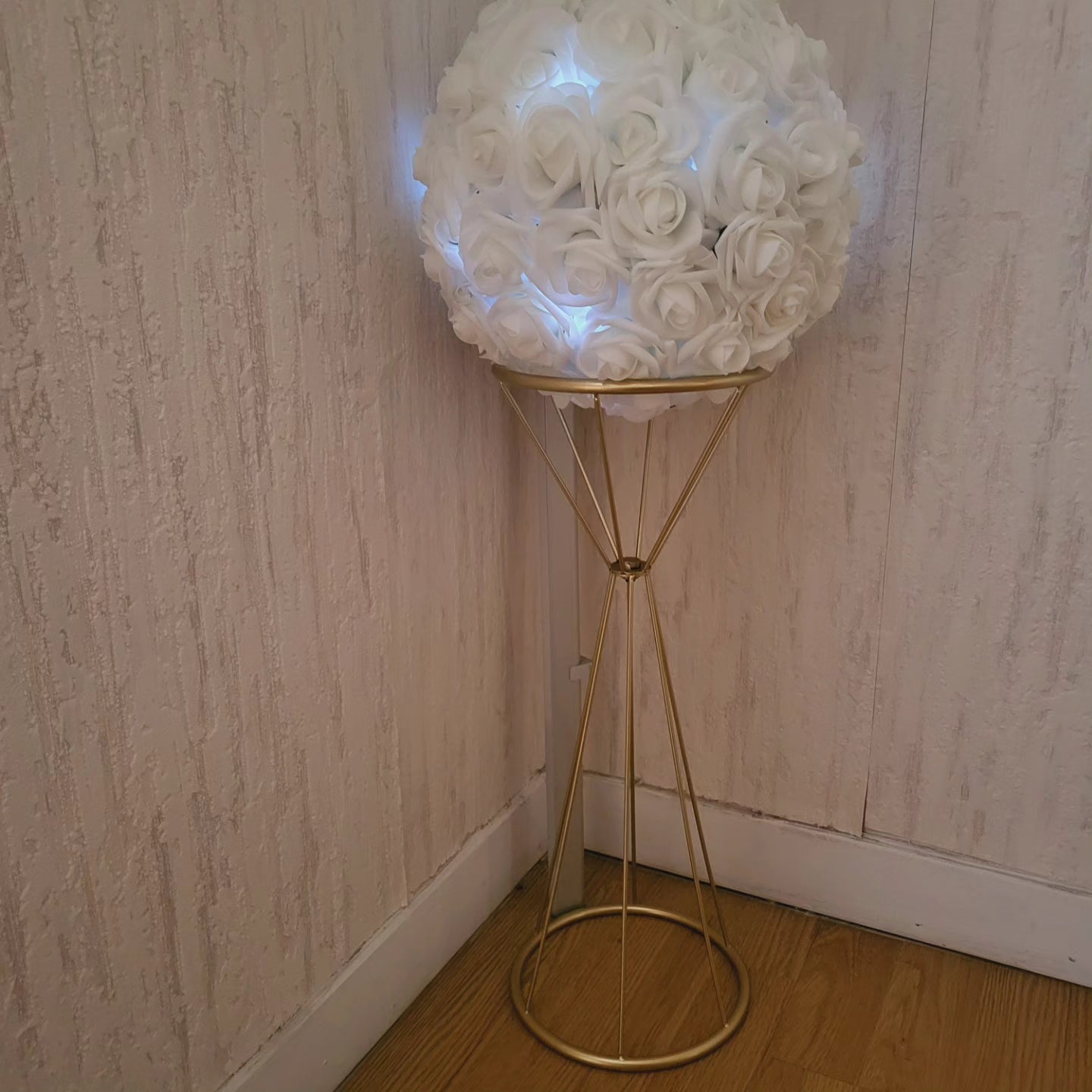 Support avec boules de fleurs et led