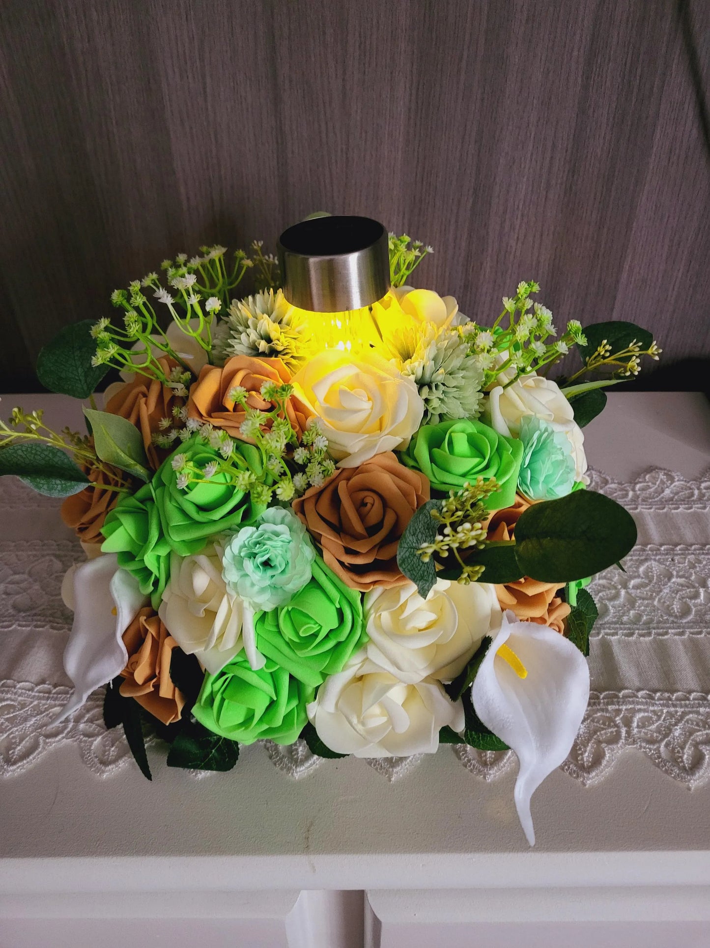 Composition florale funéraire avec lampe solaire