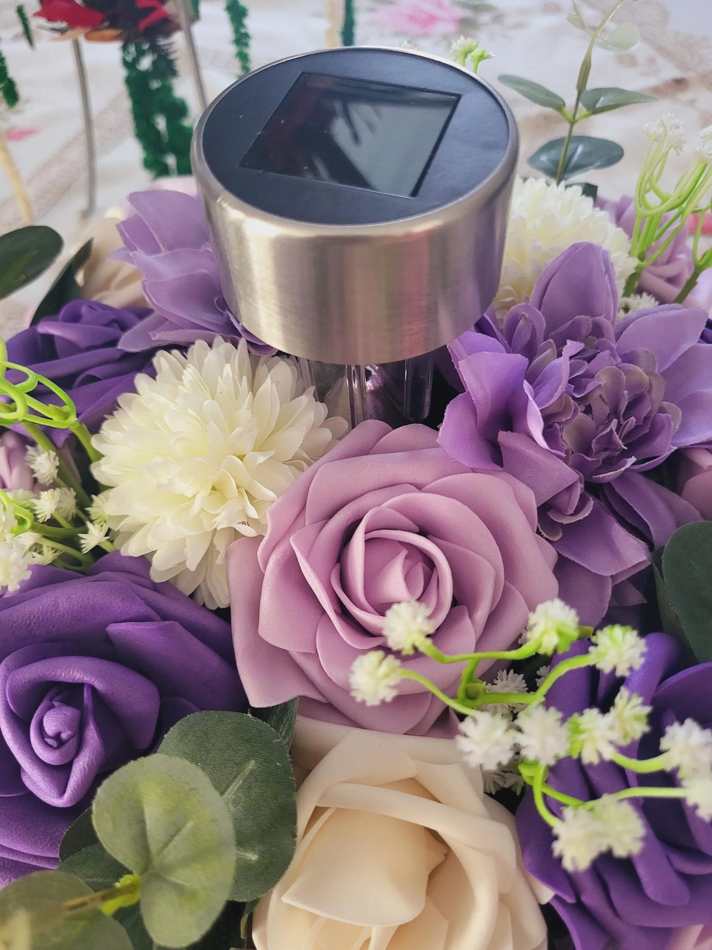 Composition florale funéraire avec lampe solaire