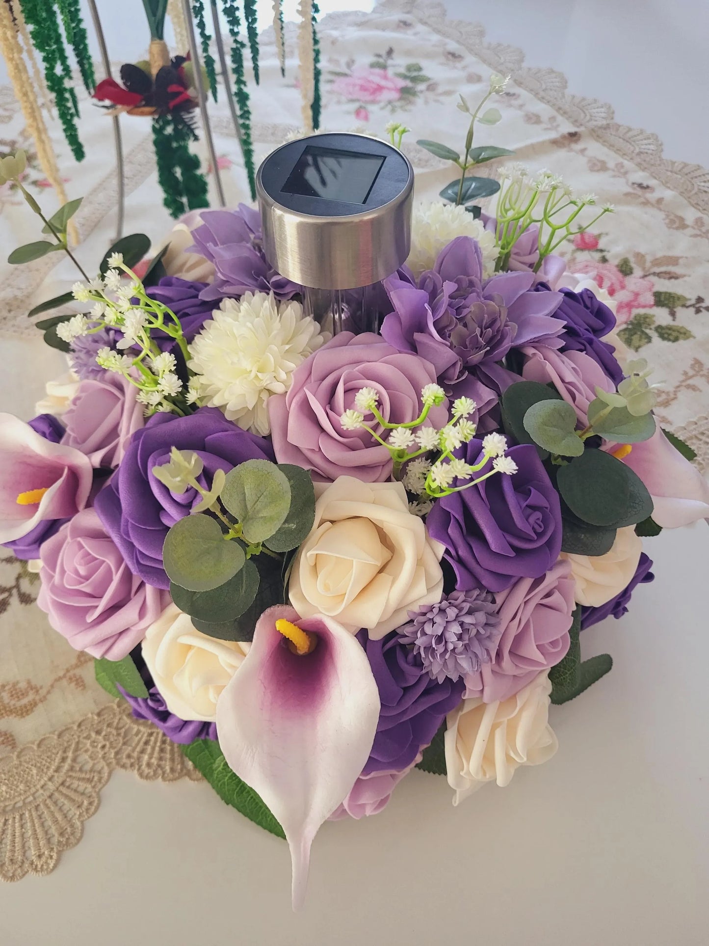 Composition florale funéraire avec lampe solaire