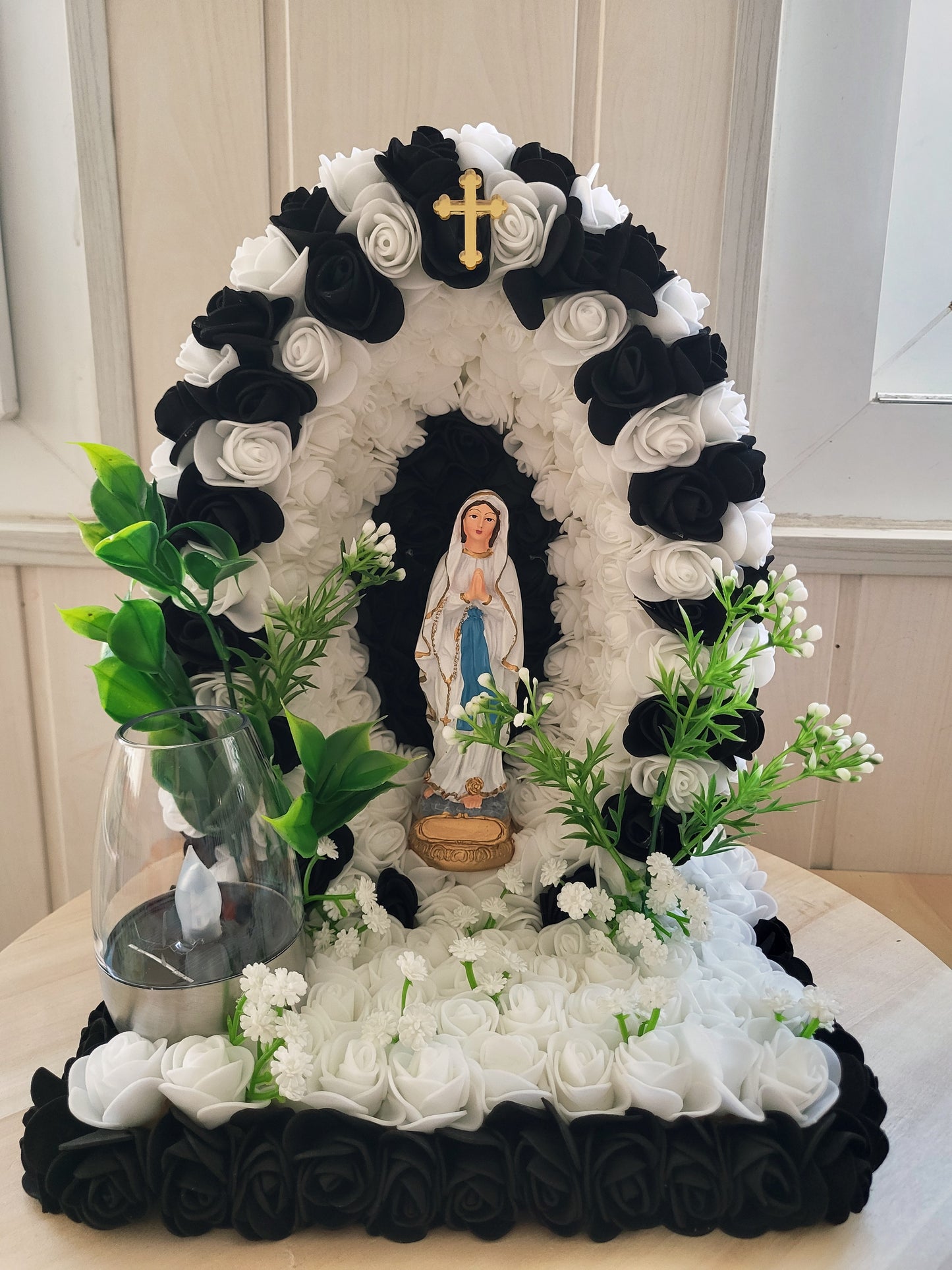 La grotte de la vierge pour monument funéraire