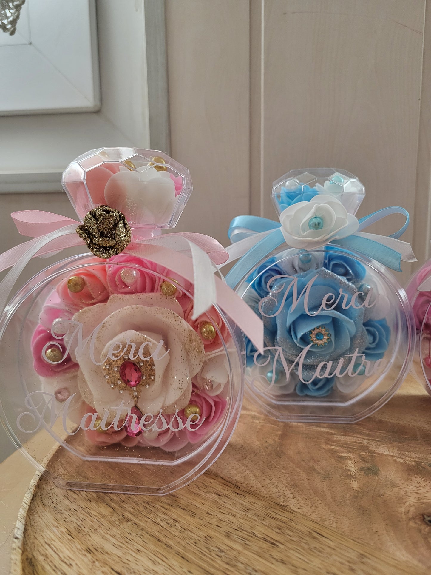 Bouteille diamant avec fleurs en mousse