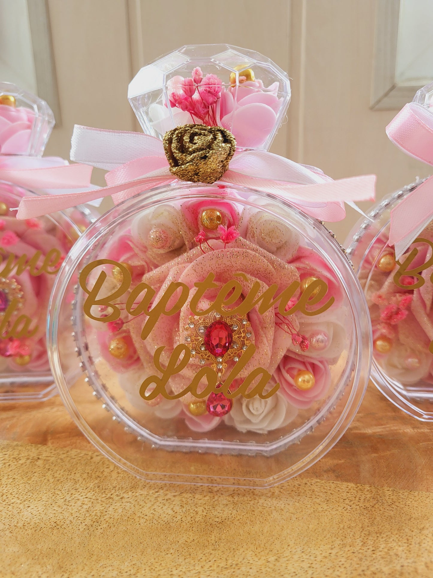 Bouteille diamant avec fleurs en mousse
