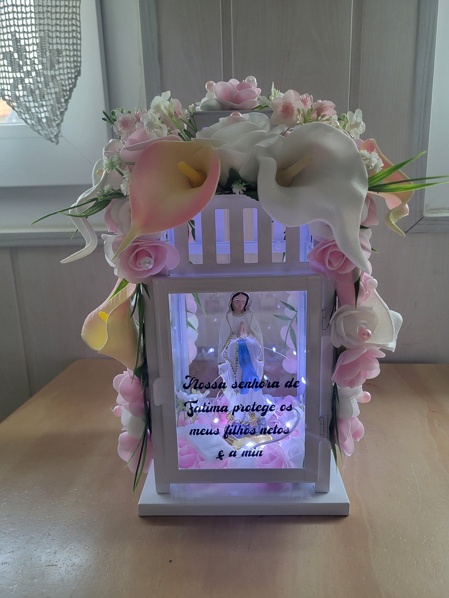 Lanterne avec la vierge avec 4 côté fleuri et led