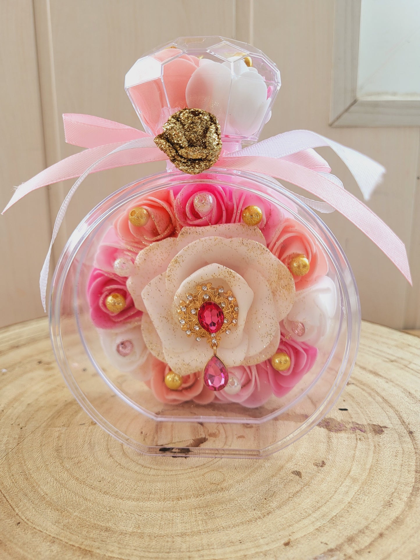 Bouteille diamant avec fleurs en mousse
