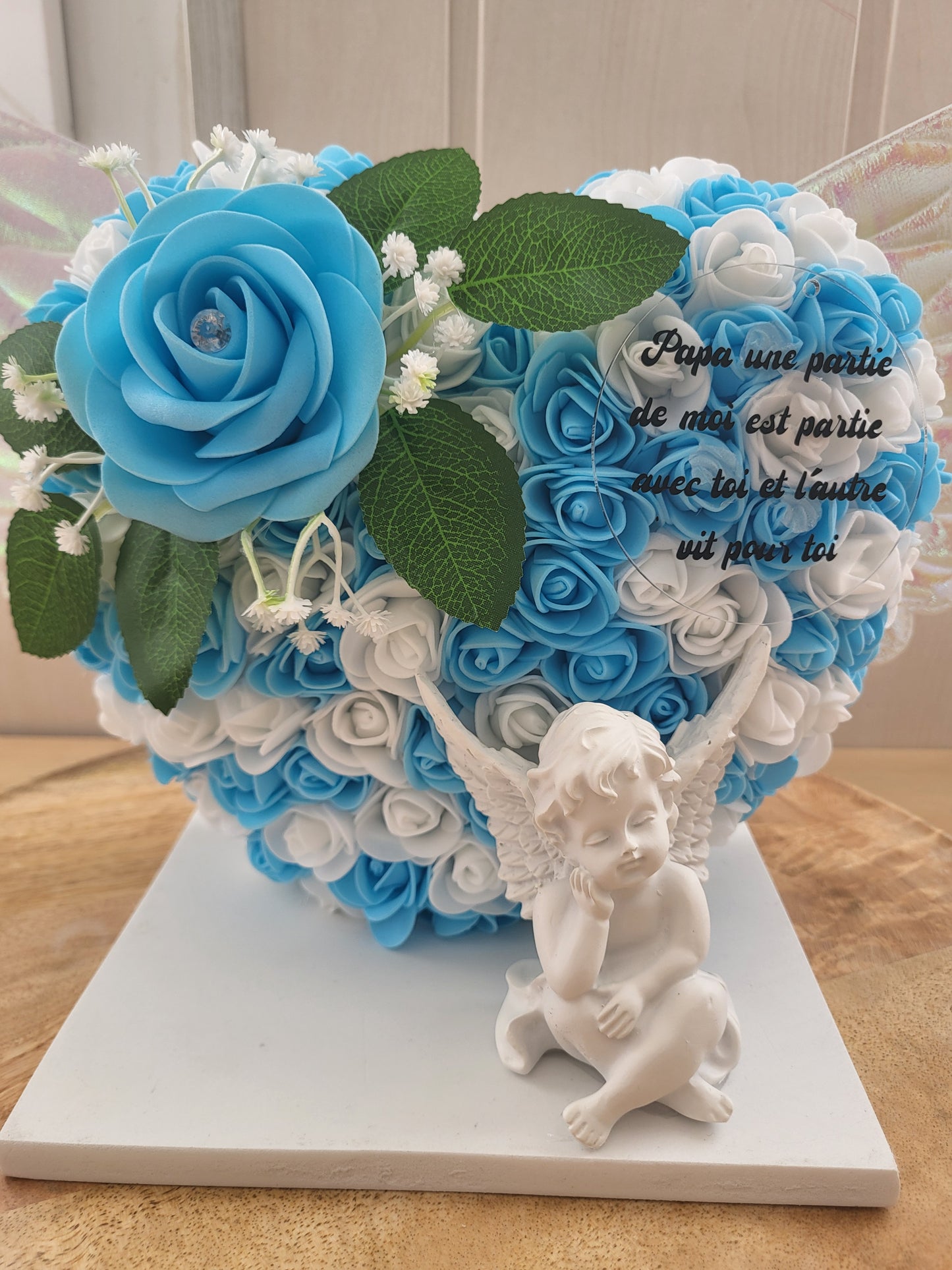 Coeur avec des ailles sur support pour monument funéraire