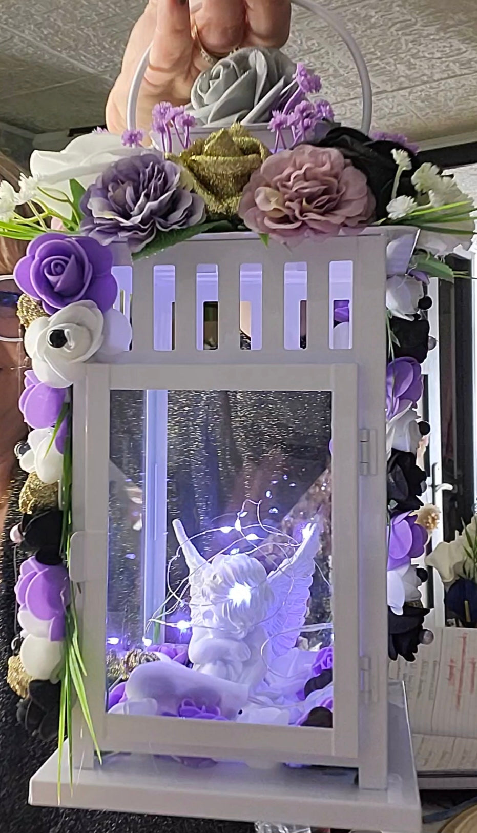 Lanterne avec ange et led pour monuments funéraire(N'HÉSITEZ PAS À PRÉCISER LA COULEUR DE LA LANTERNE QUE VOUS SOUHAITEZ BLANC OU NOIR)