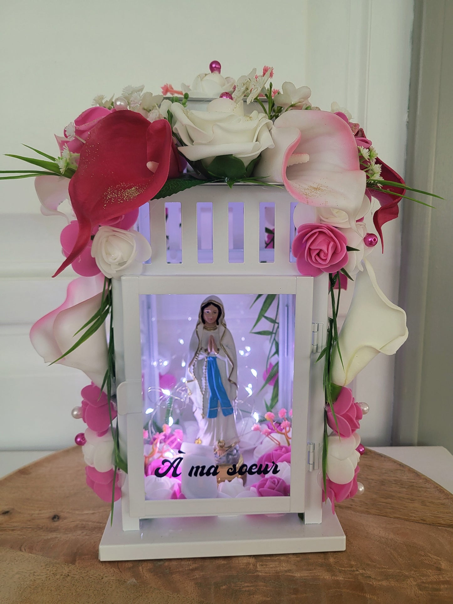 Lanterne avec la vierge avec 4 côté fleuri et led (N'HÉSITEZ PAS À PRÉCISER LA COULEUR DE LA LANTERNE QUE VOUS SOUHAITEZ BLANC OU NOIR)