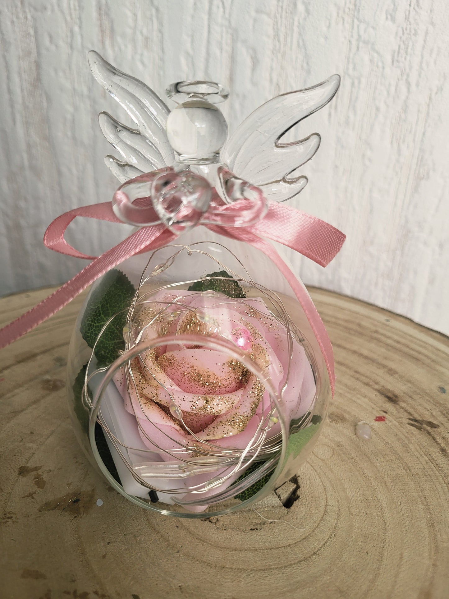 Ange en verre avec une rose