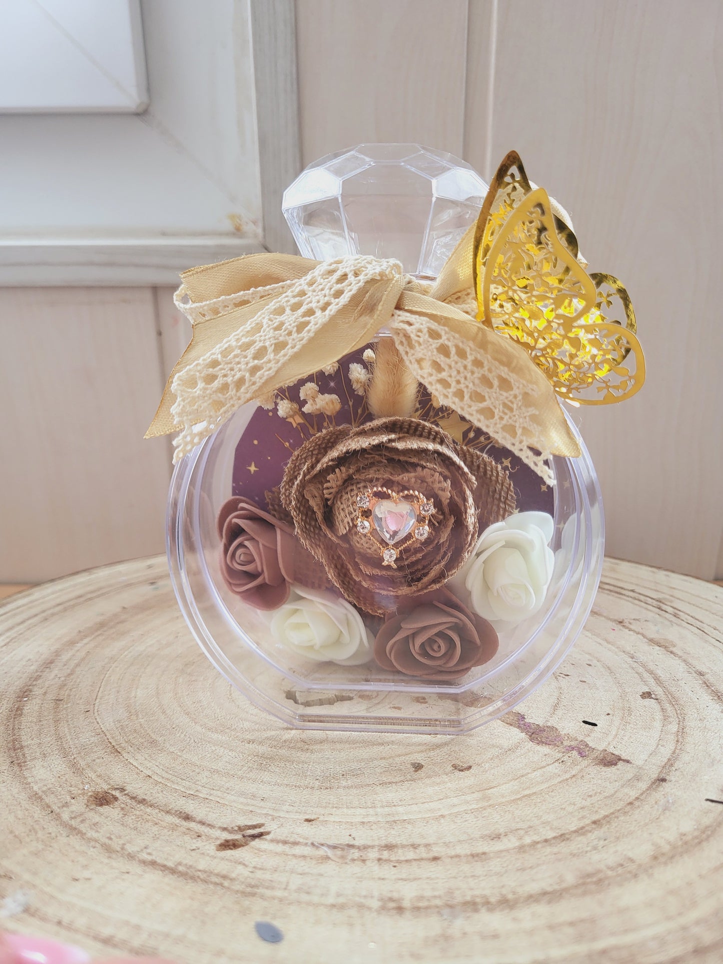 Bouteille diamant avec fleurs en mousse