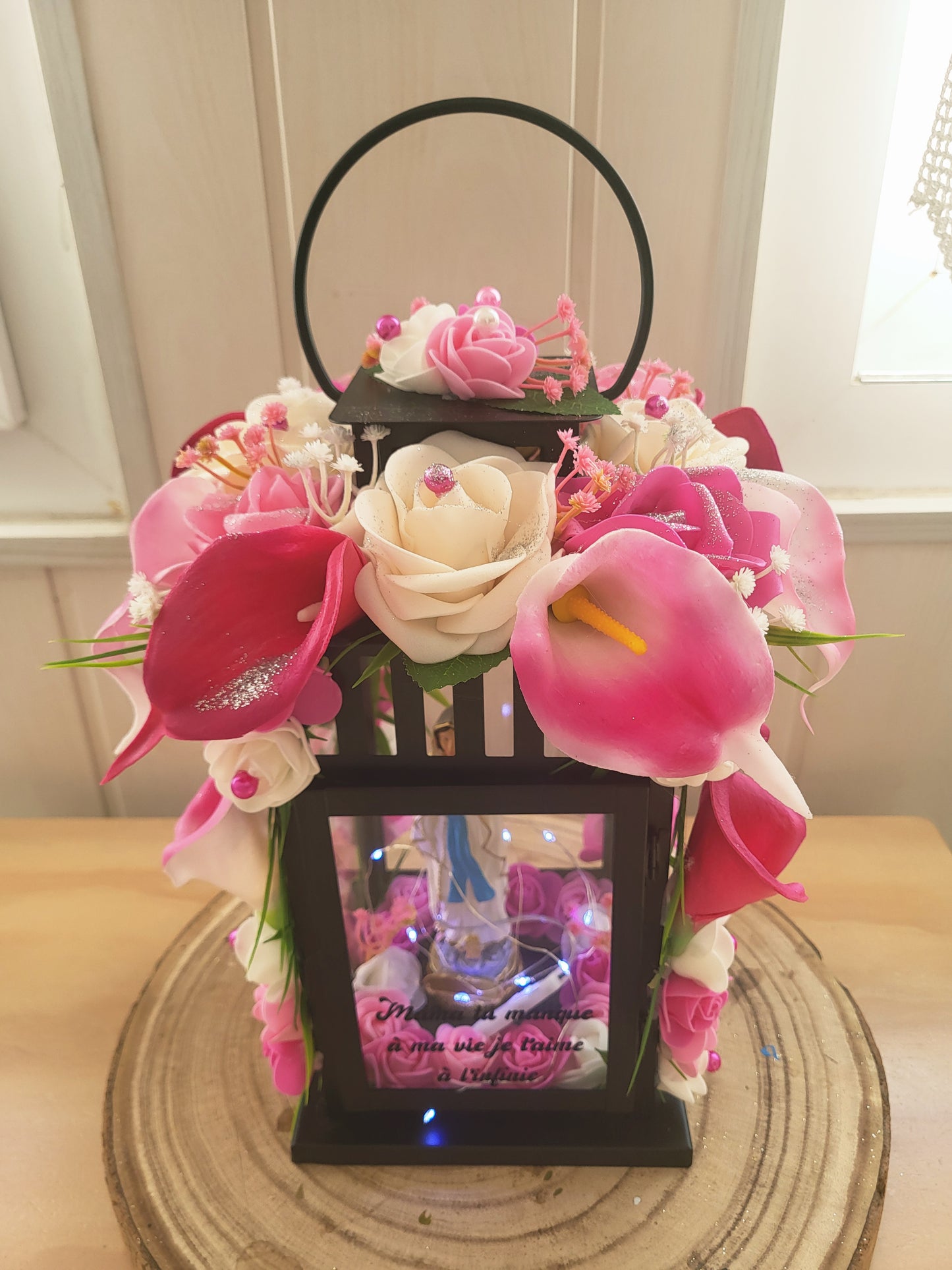 Lanterne avec la vierge avec 4 côté fleuri et led (N'HÉSITEZ PAS À PRÉCISER LA COULEUR DE LA LANTERNE QUE VOUS SOUHAITEZ BLANC OU NOIR)