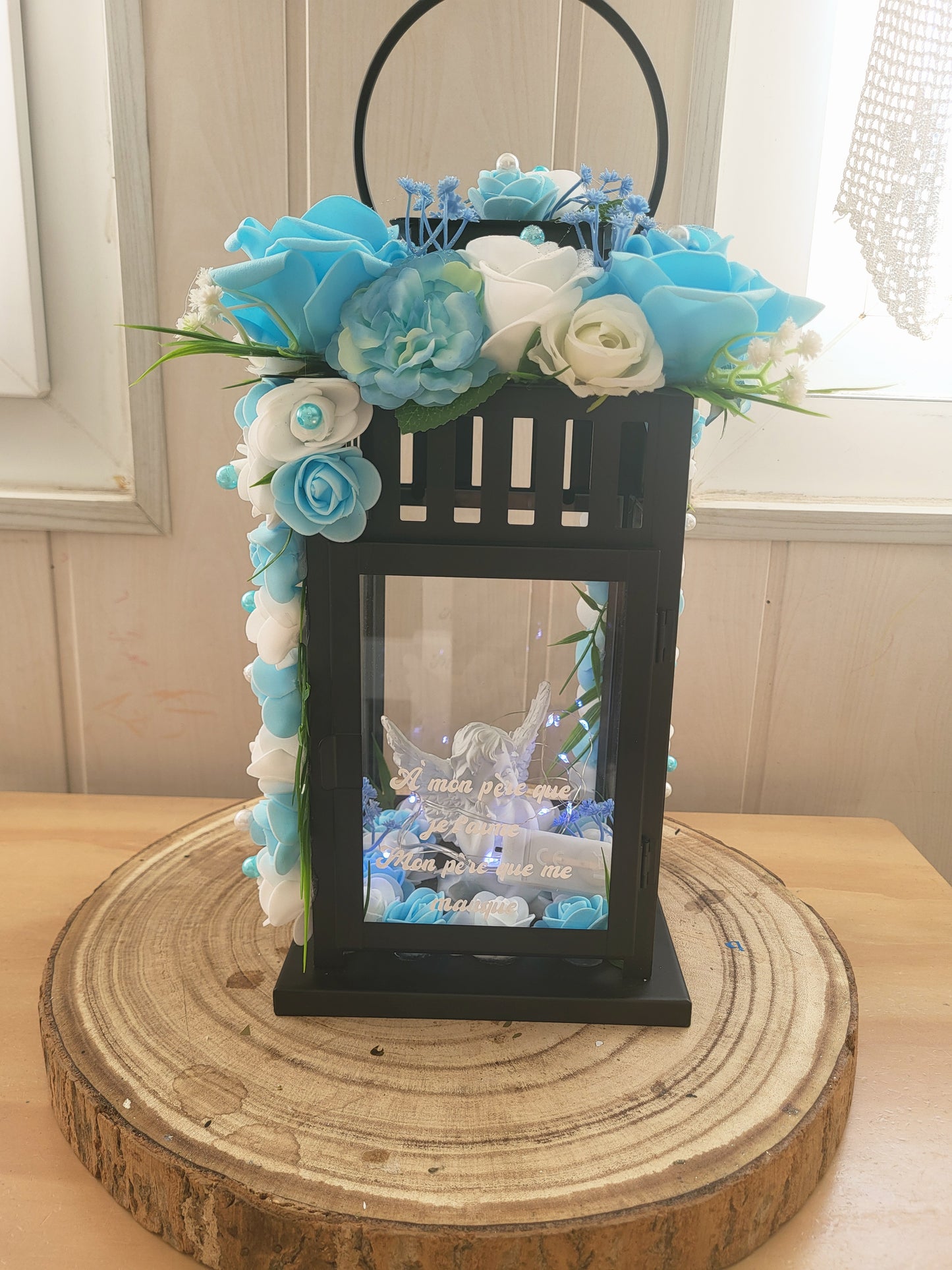 Lanterne avec ange et led pour monuments funéraire(N'HÉSITEZ PAS À PRÉCISER LA COULEUR DE LA LANTERNE QUE VOUS SOUHAITEZ BLANC OU NOIR)