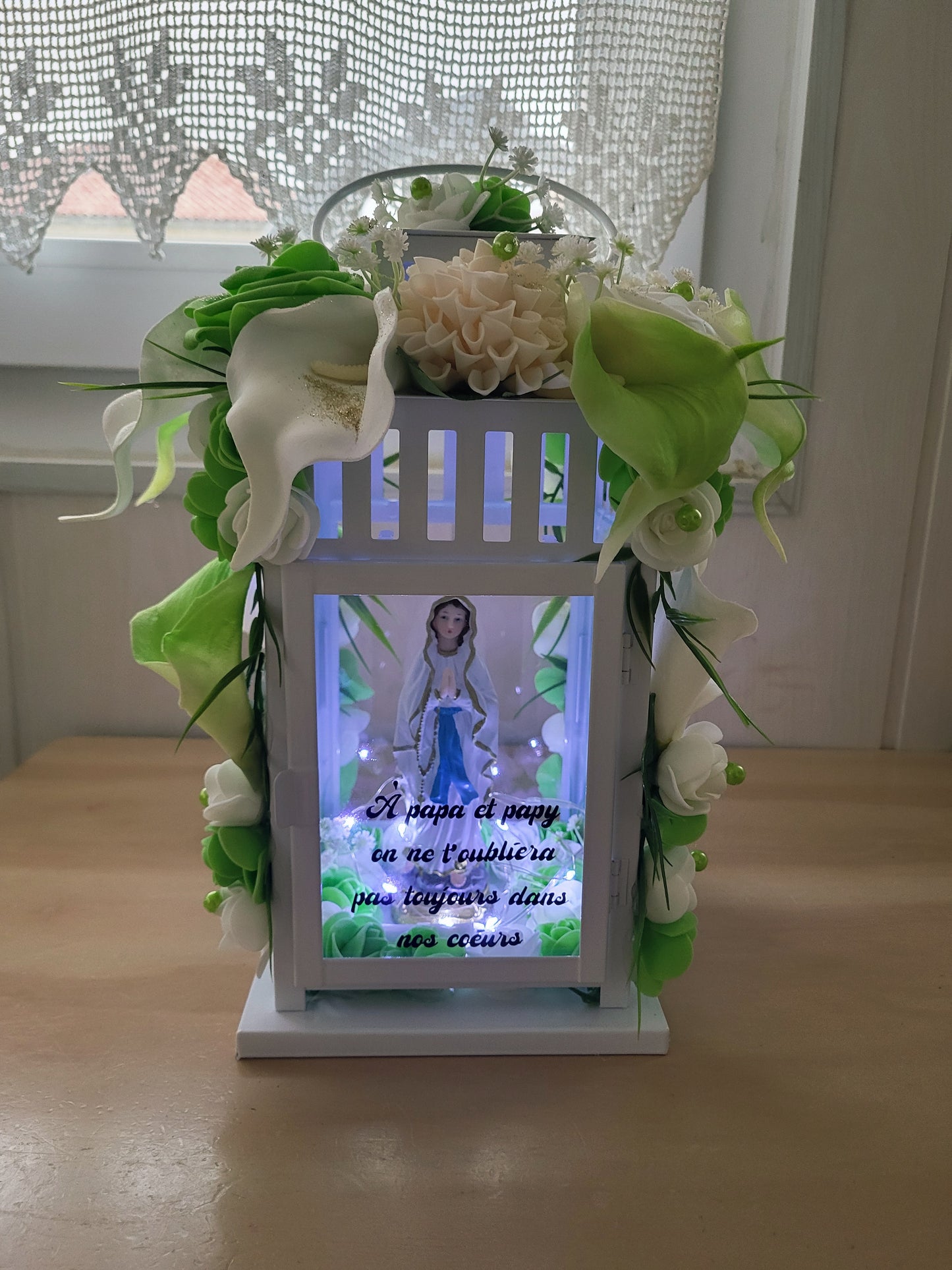 Lanterne avec la vierge avec 4 côté fleuri et led (N'HÉSITEZ PAS À PRÉCISER LA COULEUR DE LA LANTERNE QUE VOUS SOUHAITEZ BLANC OU NOIR)