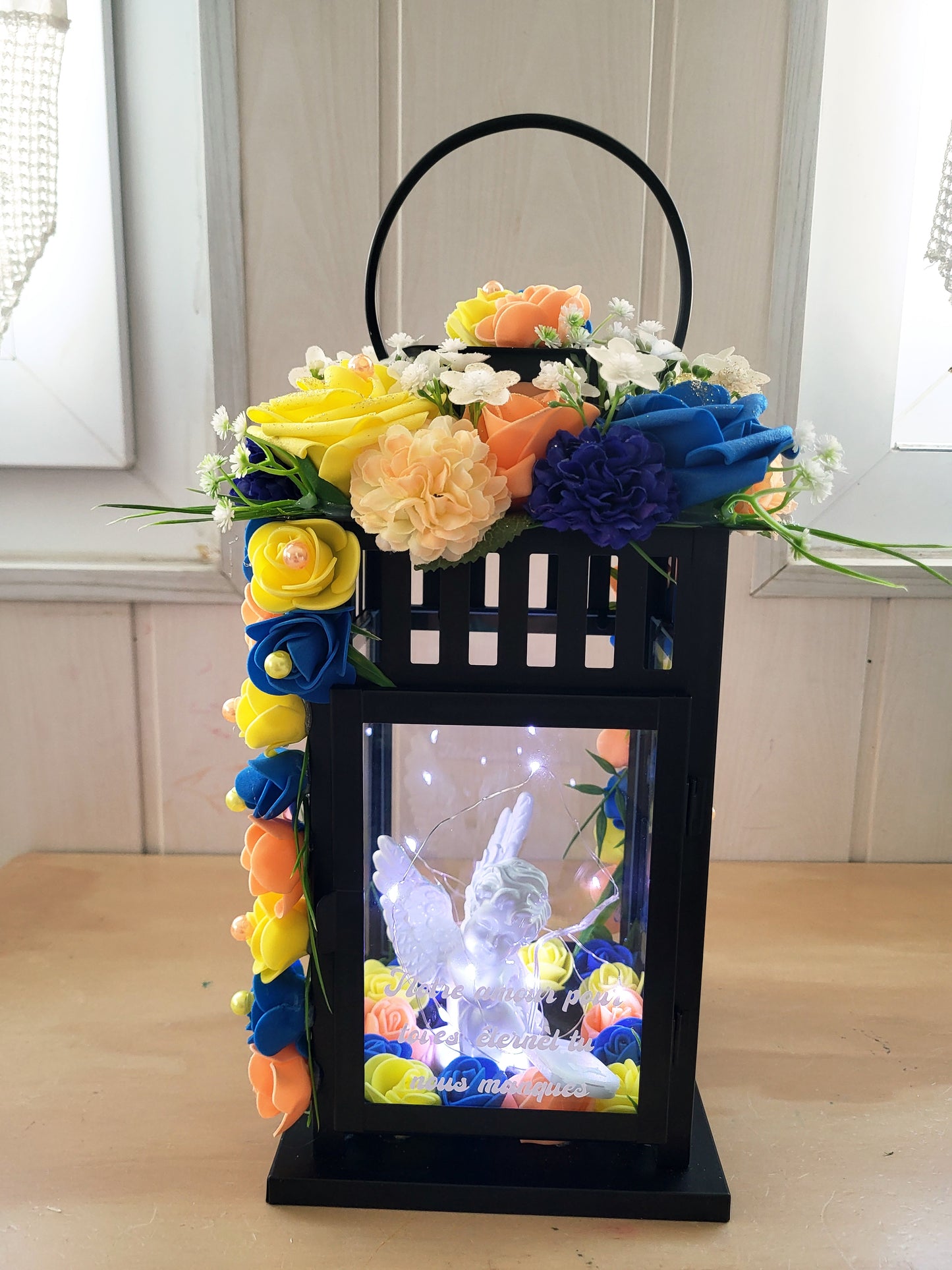 Lanterne avec ange et led pour monuments funéraire(N'HÉSITEZ PAS À PRÉCISER LA COULEUR DE LA LANTERNE QUE VOUS SOUHAITEZ BLANC OU NOIR)