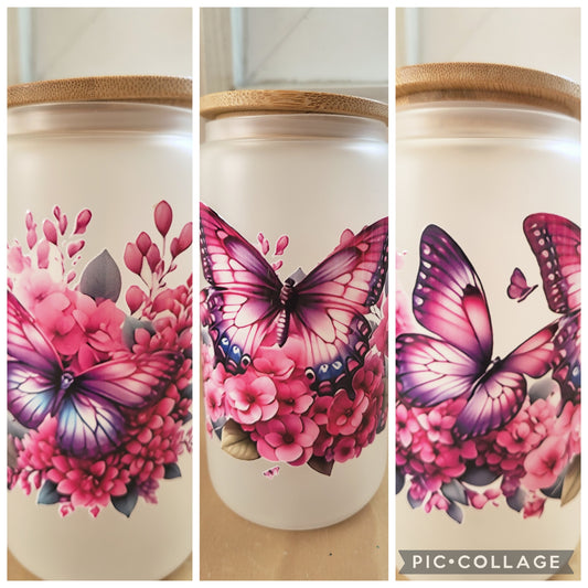 Gobelet en verre avec paille
