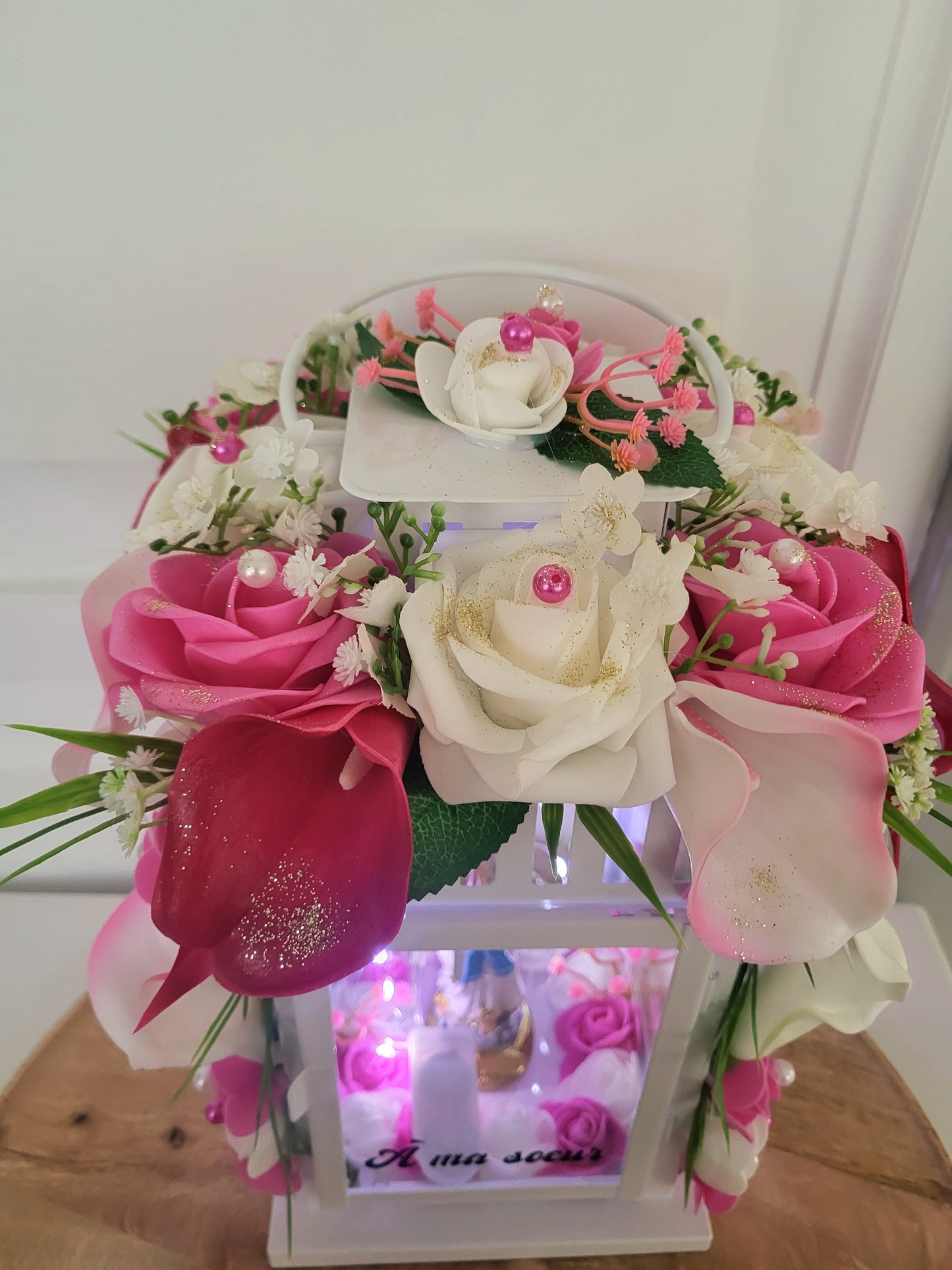 Lanterne avec la vierge avec 4 côté fleuri et led (N'HÉSITEZ PAS À PRÉCISER LA COULEUR DE LA LANTERNE QUE VOUS SOUHAITEZ BLANC OU NOIR)