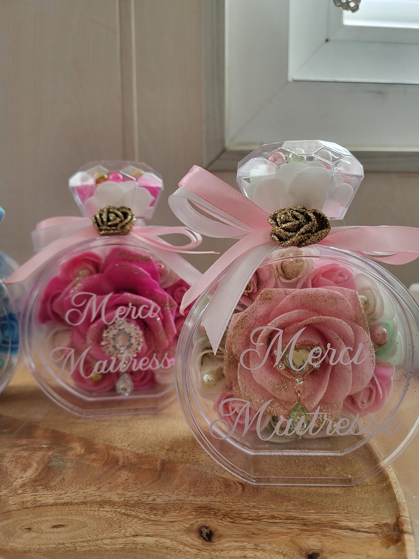Bouteille diamant avec fleurs en mousse