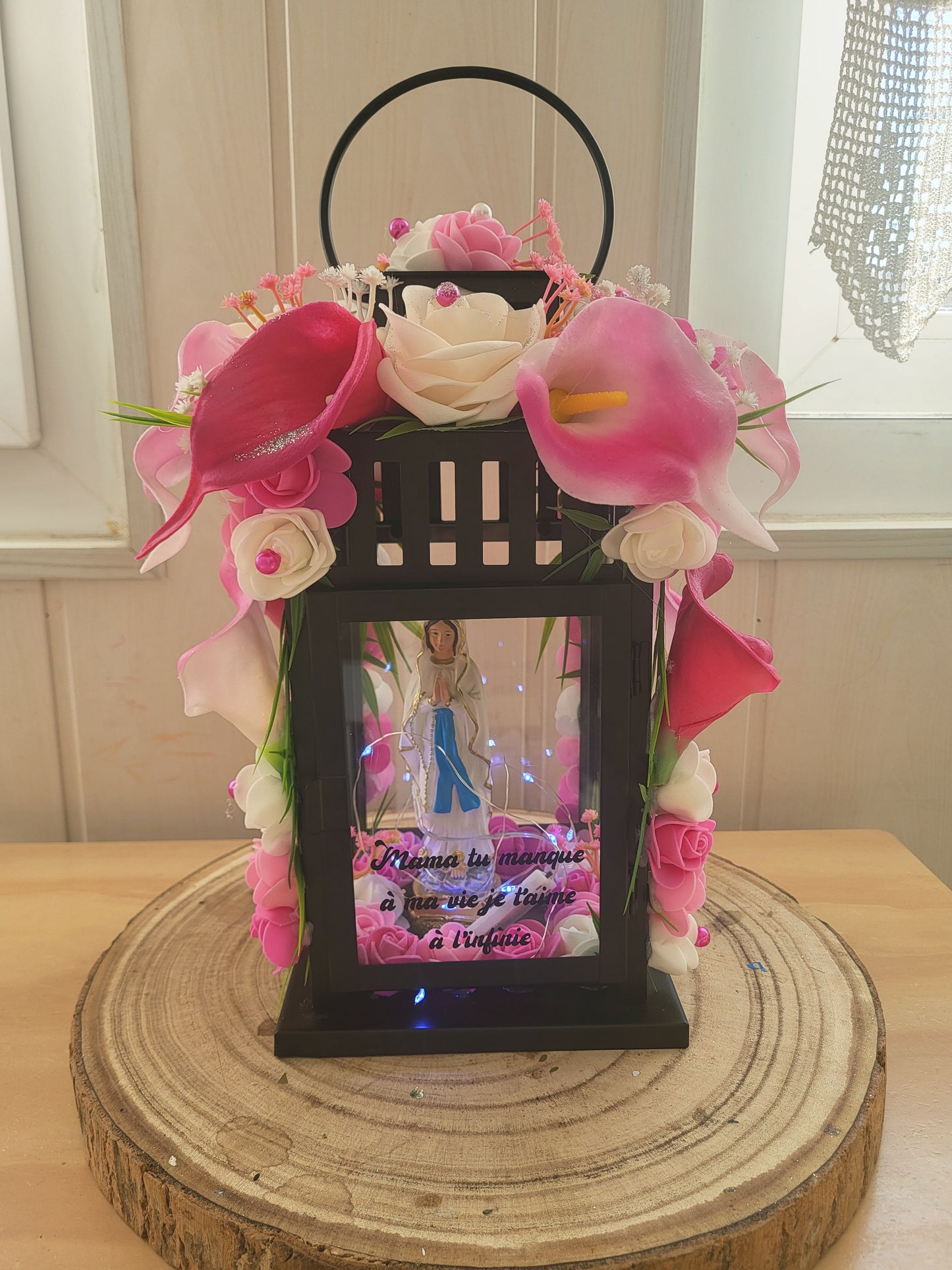 Lanterne avec la vierge avec 4 côté fleuri et led (N'HÉSITEZ PAS À PRÉCISER LA COULEUR DE LA LANTERNE QUE VOUS SOUHAITEZ BLANC OU NOIR)