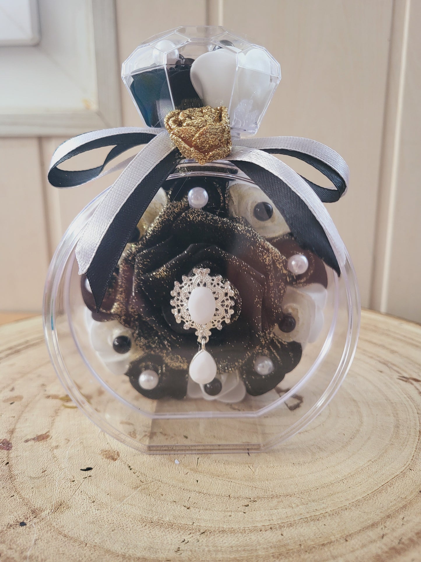 Bouteille diamant avec fleurs en mousse